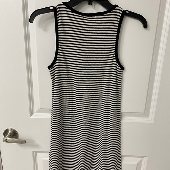 Monteau Los Angeles Striped V-Neck Tie Front Tank Top. Black/White. Small. - Picture 4 of 6